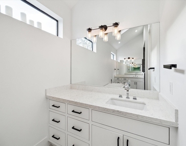 823 Aurora Street - Photo Thumbnail 12