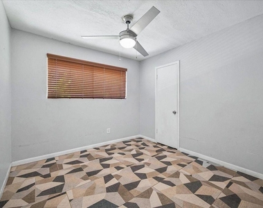 1526 Diplomat Way - Photo Thumbnail 4