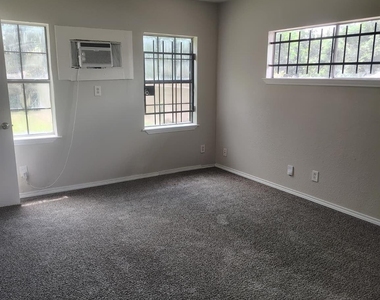 242 Bolden Street - Photo Thumbnail 4