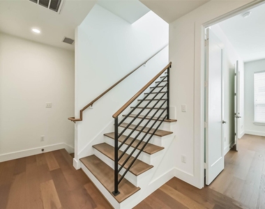 2408 Emancipation Avenue - Photo Thumbnail 6