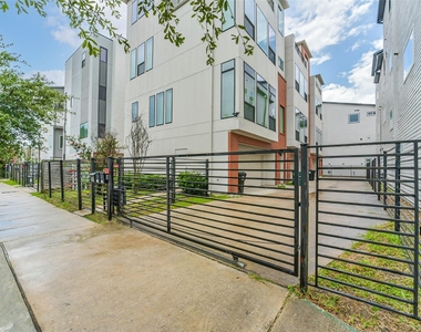2408 Emancipation Avenue - Photo Thumbnail 16