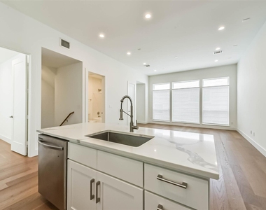 2408 Emancipation Avenue - Photo Thumbnail 5