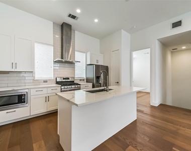 2408 Emancipation Avenue - Photo Thumbnail 3