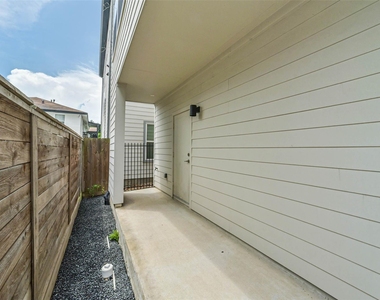 2408 Emancipation Avenue - Photo Thumbnail 15