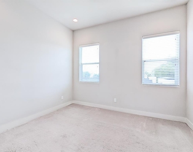 1140 W 24th Street - Photo Thumbnail 11