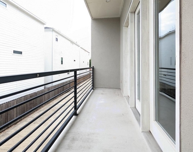 1140 W 24th Street - Photo Thumbnail 4