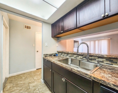 2820 S Bartell Drive - Photo Thumbnail 5