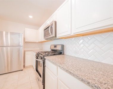 2524 Bryan Park Lane - Photo Thumbnail 7