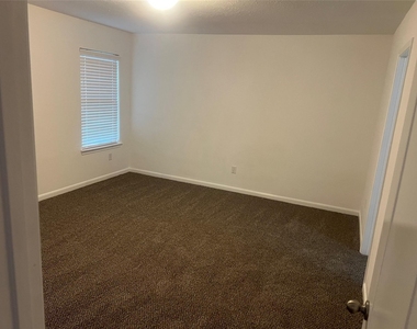 2524 Bryan Park Lane - Photo Thumbnail 5