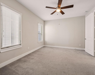 5912 E Post Oak Lane - Photo Thumbnail 13