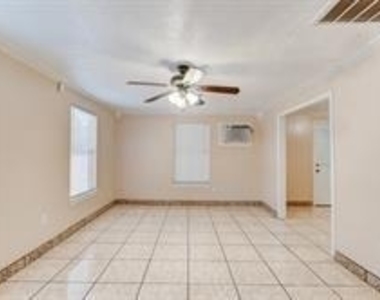 6907 Gainesville Street - Photo Thumbnail 3