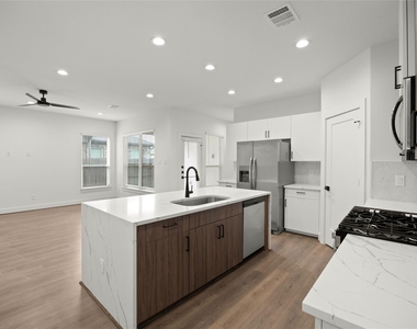 2707 Bronze Vista Drive - Photo Thumbnail 7