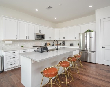2620 Mcilhenny Street - Photo Thumbnail 8