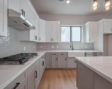 1222 W 24th Street - Photo Thumbnail 11