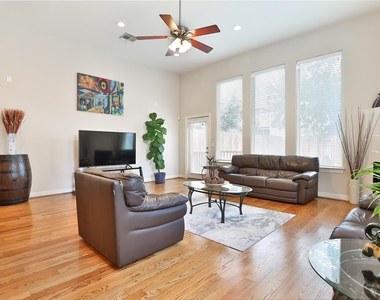 826 E 29th Street - Photo Thumbnail 4
