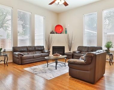 826 E 29th Street - Photo Thumbnail 5