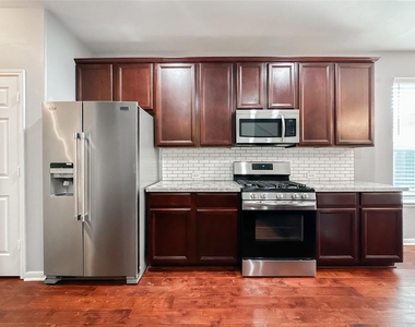 6810 Summer Bridge Lane - Photo Thumbnail 7