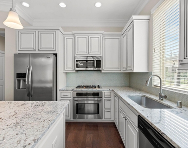 702 N Shepherd Drive - Photo Thumbnail 4