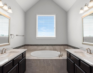 702 N Shepherd Drive - Photo Thumbnail 11