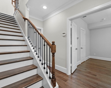 702 N Shepherd Drive - Photo Thumbnail 3