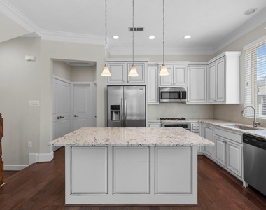 702 N Shepherd Drive - Photo Thumbnail 6