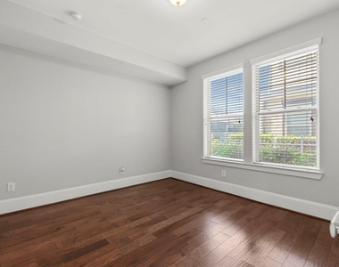 702 N Shepherd Drive - Photo Thumbnail 14