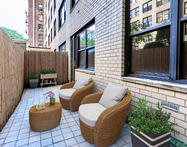 East 49 Street - Photo Thumbnail 3