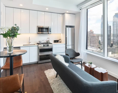 West 36th Street - Photo Thumbnail 1