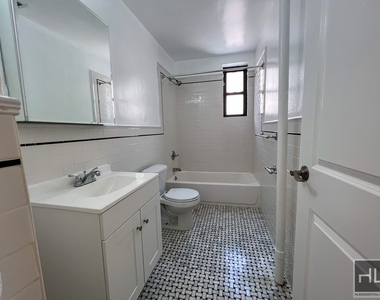 East 67 Street - Photo Thumbnail 4