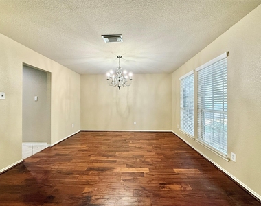 1810 Katlyn Lane - Photo Thumbnail 5