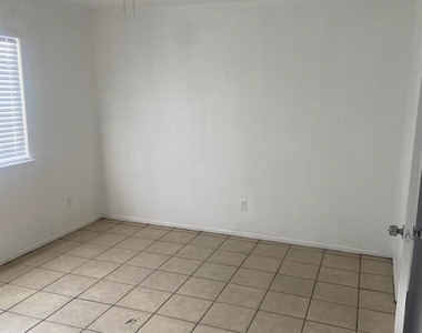 1622 Grand Park Drive - Photo Thumbnail 4
