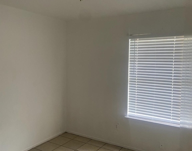 1622 Grand Park Drive - Photo Thumbnail 7