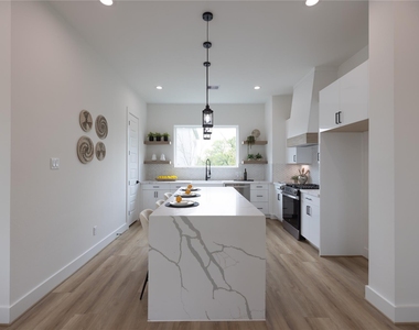 4010 Yellowstone Blvd - Photo Thumbnail 8