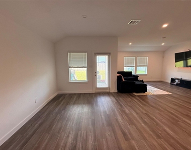 1210 Hughes Crossing Drive - Photo Thumbnail 6