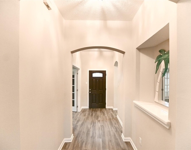 203 Colony Creek Drive - Photo Thumbnail 8