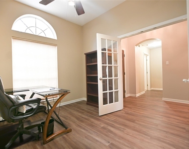 203 Colony Creek Drive - Photo Thumbnail 6