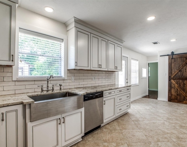 235 Live Oak Street - Photo Thumbnail 9
