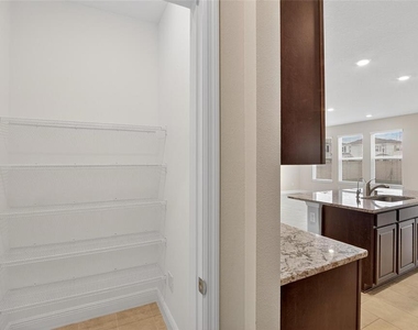 2546 Warren Acres Boulevard - Photo Thumbnail 8