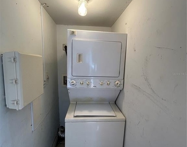 21027 Voyager Boulevard - Photo Thumbnail 12