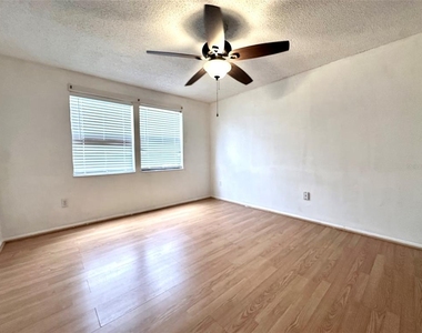 135 Hunter Lake Drive - Photo Thumbnail 9