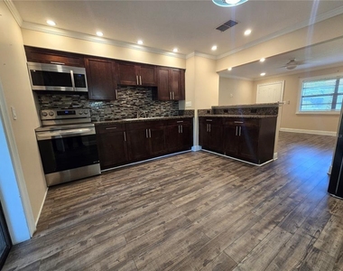 447 6th  Ne Avenue - Photo Thumbnail 5