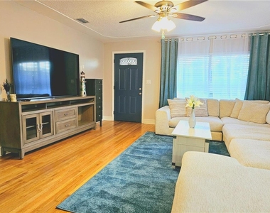 2035 28th Avenue N - Photo Thumbnail 2