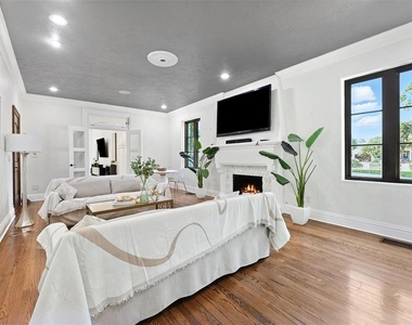 4555 W Swann Avenue - Photo Thumbnail 9