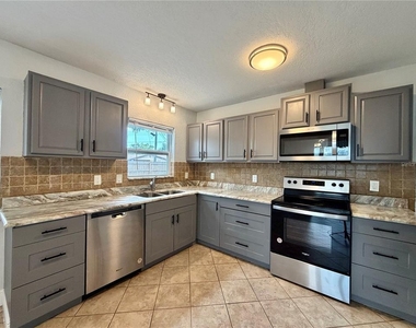 4515 54th Avenue N - Photo Thumbnail 4