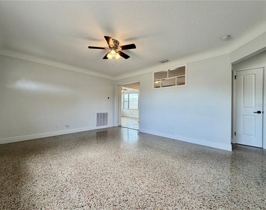 4515 54th Avenue N - Photo Thumbnail 2