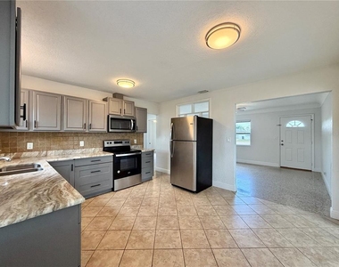 4515 54th Avenue N - Photo Thumbnail 6