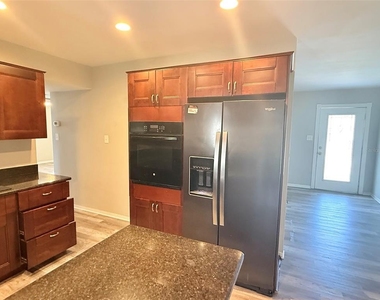 6041 43rd Avenue N - Photo Thumbnail 9