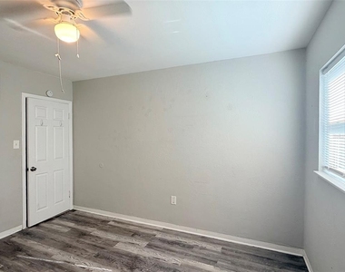 6041 43rd Avenue N - Photo Thumbnail 17