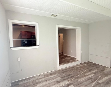 6041 43rd Avenue N - Photo Thumbnail 13