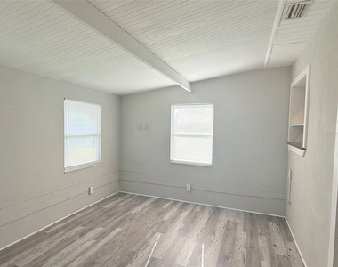 6041 43rd Avenue N - Photo Thumbnail 11
